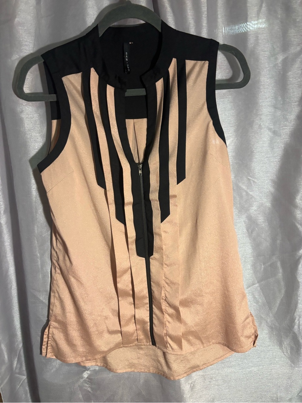 San Joy Peach and Black Pleated Zip-Front Sleeveless Blouse